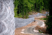 Bulgarische Grenzpolizisten patroullieren bei Malko Tarnowo an der mit hohen Drahtzäunen gesicherten Grenze zur Türkei.