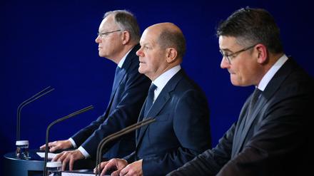 Bundeskanzler Olaf Scholz (M, SPD) äußert sich zusammen mit Boris Rhein (r, CDU), Ministerpräsident von Hessen, und Stephan Weil (l, SPD), Ministerpräsident von Niedersachsen, bei einer Pressekonferenz am Rande des Bund-Länder-Gipfels im Bundeskanzleramt zum Pakt für Planungsbeschleunigung. 