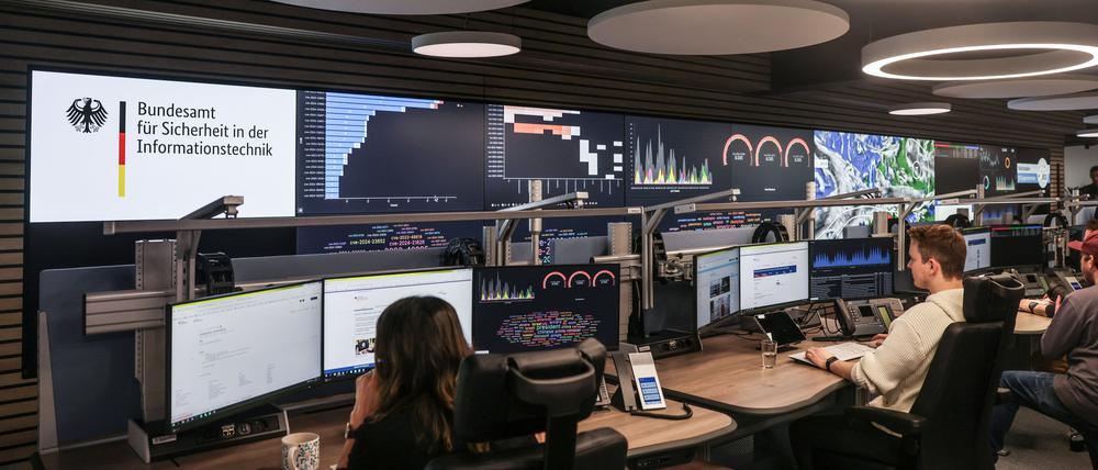 ARCHIV - 06.02.2024, Nordrhein-Westfalen, Bonn: Das Nationale IT-Lagezentrum im Bundesamt für Sicherheit in der Informationstechnik (BSI). (zu dpa: «Sicherheitsbehörden: Mehr Cyberangriffe auf Parteien») Foto: Oliver Berg/dpa +++ dpa-Bildfunk +++