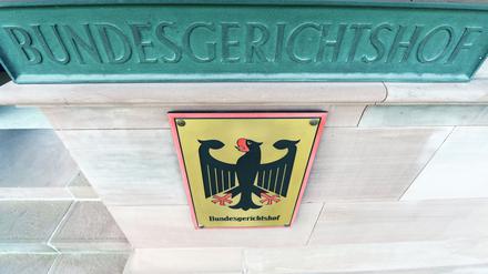 ARCHIV - Am Bundesgerichtshof (BGH) in Karlsruhe (Baden-Württemberg) hängt am 10.04.2014 ein Hinweisschild mit Bundesadler. Foto: Uli Deck/dpa (zu dpa «Vermieterin herausgetragen: BGH verhandelt über fristlose Kündigung» vom 04.06.2014) +++(c) dpa - Bildfunk+++
