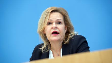 Bundesinnenministerin Nancy Faeser (SPD) sitzt in der Bundespressekonferenz.