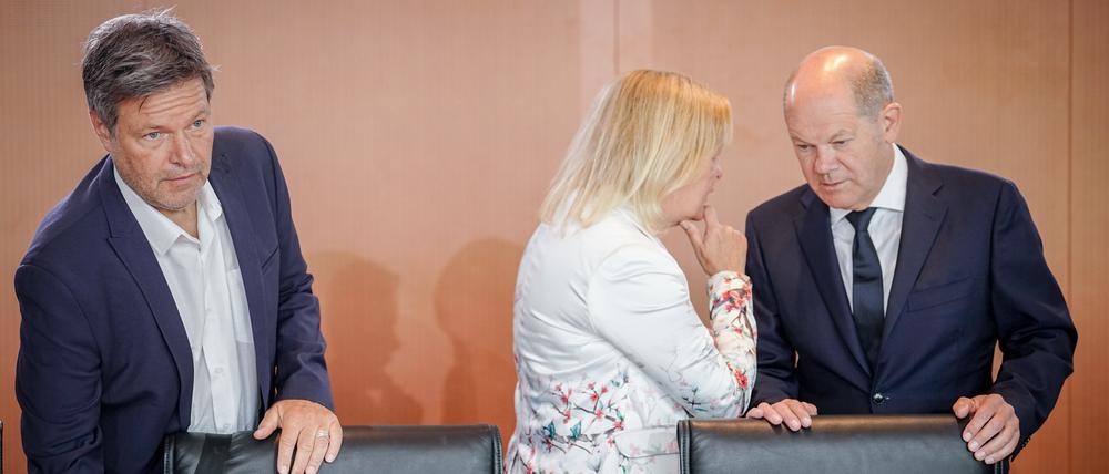 Bundeskanzler Olaf Scholz, Nancy Faeser und Robert Habeck bei einer Sitzung des Bundeskabinetts im Bundeskanzleramt.