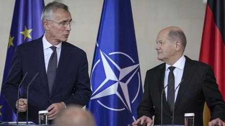 Bundeskanzler Olaf Scholz gemeinsam mit Jens Stoltenberg NATO-Generalsekretaer bei der Pressekonferenz zum Besuch des NATO-Generalsekretaer im Bundeskanzleramt, Berlin.