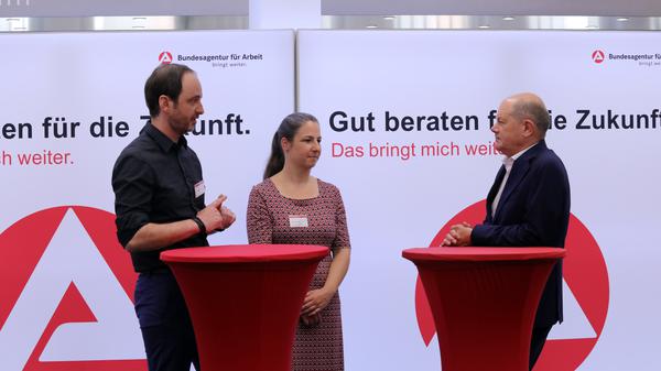 Bundeskanzler Olaf Scholz (SPD) im Gespräch mit Christian Klauß und Franziska Reinhold von der Potsdamer Arbeitsagentur. 