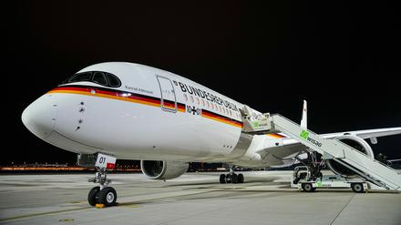 Der neue Airbus A350 „Konrad Adenauer“ der Flugbereitschaft steht auf dem militärischen Teil des Flughafens Berlin-Brandenburg (BER).