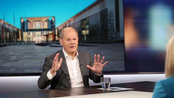 Bundeskanzler Olaf Scholz (SPD) spricht während der Sendung „RTL Direkt Spezial“. 