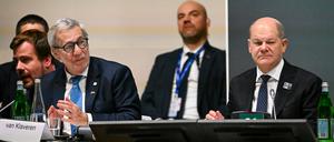 : Bundeskanzler Olaf Scholz (r, SPD) und Alberto van Klaveren Stork (3.v.l), Außenminister von Chile, sitzen während der Weltklimakonferenz der Vereinten Nationen (COP28) bei der Veranstaltung „Climate Club Full Launch“ nebeneinander. 