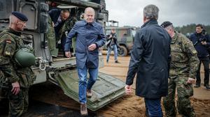 Bundeskanzler Olaf Scholz steigt aus einem Radpanzer „Boxer“ der Bundeswehr. 