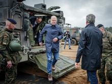 Scholz bei der Bundeswehr in Litauen: Der Kanzler rollt im Panzer an