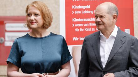 Bundeskanzler Olaf Scholz (r.) und Familienministerin Lisa Paus