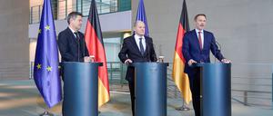 Bundeskanzler Scholz, Bundesminister Habeck und Bundesminister Lindner geben eine Pressekonferenz.