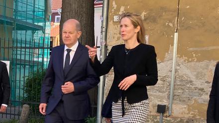 Während eines kurzen Stadtspaziergangs zum nächsten Termin bekommt Olaf Scholz von Estlands Ministerpräsidentin Kaja Kallas Tallinn gezeigt.