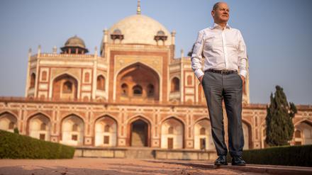 Kanzler Olaf Scholz vor einer der wichtigsten Sehenswürdigkeiten Delhis: der Grabstätte des Moguls Humayun.