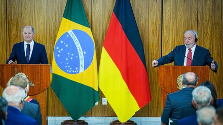 Bundeskanzler Scholz und Brasiliens Präsident Lula da Silva bei einer Pressekonferenz in Brasilia.
