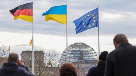 Die Flaggen von Deutschland (l-r), der Ukraine und der EU wehen vor dem Bundestag.