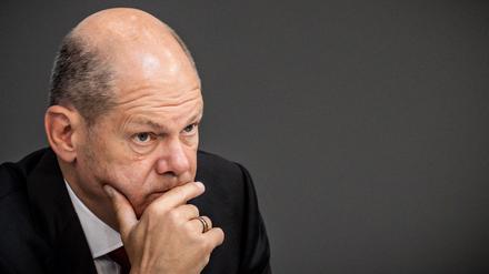 Bundeskanzler Olaf Scholz (SPD) schaffe es nicht, sich als Stabilitätsanker zu positionieren, sagt der Demoskop Manfred Güllner.