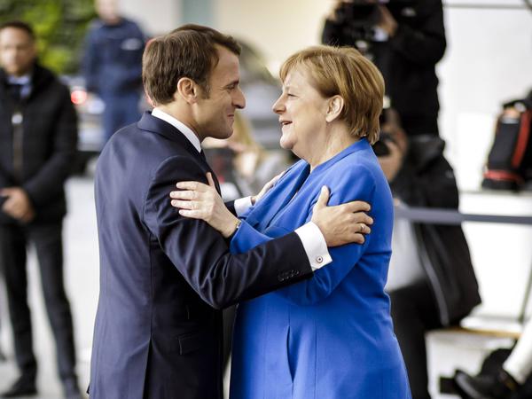 Bundeskanzlerin Angela Merkel, CDU, begrüßt Emmanuel Macron, Präsident der Französischen Republik im Bundeskanzleramt, anlässlich des Westbalkantreffens 2019 in Berlin.