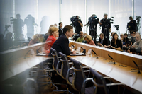 Fragen, antworten: Bundeskanzlerin Angela Merkel und Regierungssprecher Steffen Seibert bei der letzten Pressekonferenz vor der Sommerpause.