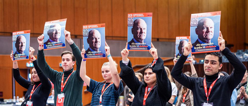 Parteimitglieder demonstrieren beim Bundeskongress der Jungsozialisten (Jusos) gegen Aussagen von Bundeskanzler Scholz.