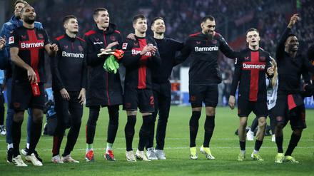 Partystimmung am Rhein. Als die Leverkusener ihren Sieg gegen den FC Bayern München feierten, war Trainer Xabi Alonso mittendrin.
