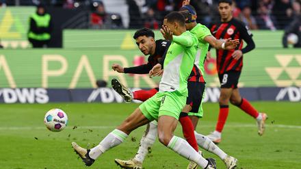 In der Nachspielzeit sicherte sich Eintracht Frankfurt das 2:2 gegen Wolfsburg.
