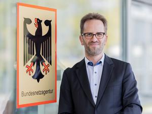 Klaus Müller, Präsident der Bundesnetzagentur, steht nach einem Interview vor seiner Behörde.