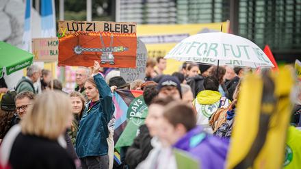 Umweltaktivistinnen und Aktivisten protestieren vor der Halle des Grünen-Parteitags in Bonn