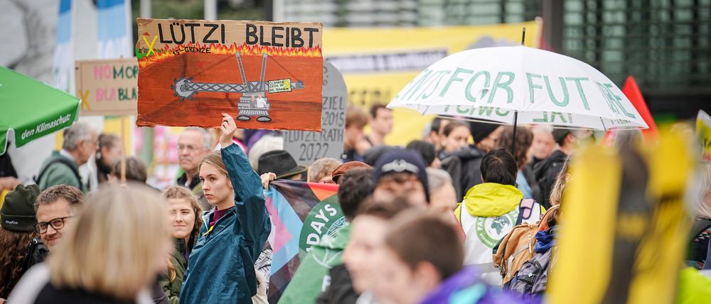 Umweltaktivistinnen und Aktivisten protestieren vor der Halle des Grünen-Parteitags in Bonn