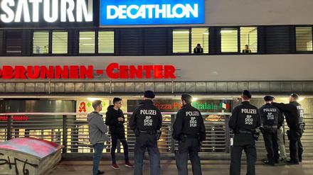 Die Bundespolizei kontrolliert am Freitagabend Jugendliche am Bahnhof Gesundbrunnen. 