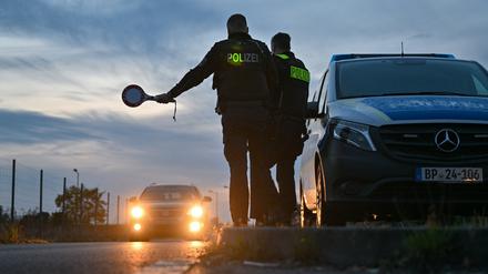 Beamte der Bundespolizei stoppen am frühen Morgen an der deutsch-polnischen Grenze in Forst (Lausitz) einen Pkw bei der Einreise. 
