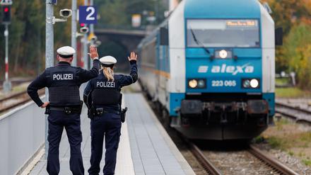 Polizei-Kontrolle eines Zuges aus Prag in Richtung München.