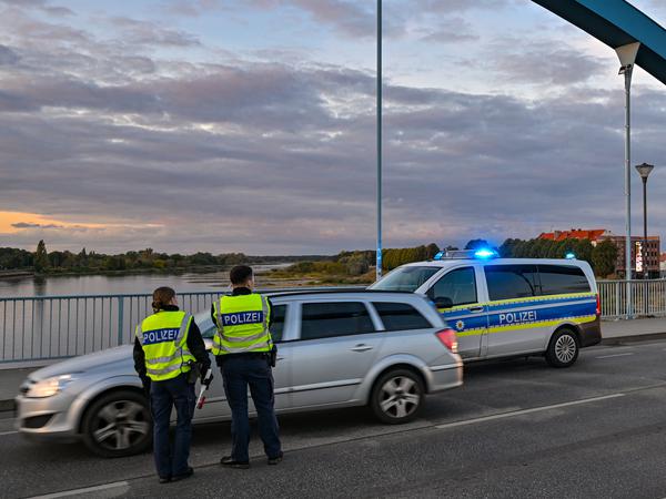 Die Bundespolizei hat am deutsch-polnischen Grenzübergang Stadtbrücke zwischen Frankfurt (Oder) und Slubice mit festen Kontrollen begonnen. 