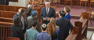 Bundespräsident Frank-Walter Steinmeier besucht die Synagoge in Berlin-Kreuzberg, um seine Solidarität mit den Menschen jüdischen Glaubens in Deutschland zu zeigen.