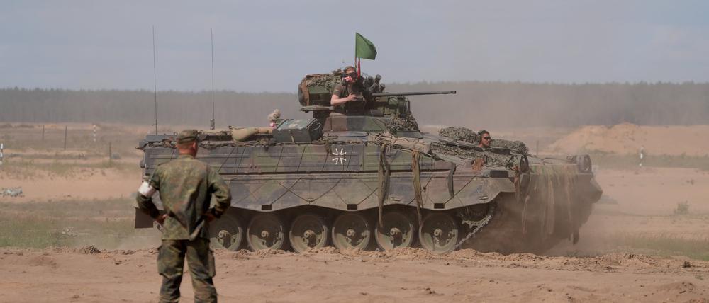 Ein mit grüner Flagge gekennzeichneter Schützenpanzer «Marder» fährt auf dem Truppenübungsplatz beim multinationalen eFP-Gefechtsverband Litauen.