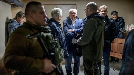 Bundespräsident Frank-Walter Steinmeier wartet während eines Luftalarms im Luftschutzbunker in Korjukiwka.