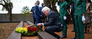 Bundespräsident Frank-Walter Steinmeier legt am Denkmal der Helden des Maji-Maji-Krieges im Memorial Park von Songea einen Kranz nieder.