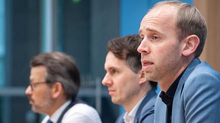 Nach der Nachtsitzung präsentierten die Ampel-Haushälter Otto Fricke (FDP), Sven-Christian Kindler (Grüne) und Dennis Rohde (SPD) die Ergebnisse in der Bundespressekonferenz.