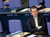 75 Jahre nach dem Beginn des Zweiten Weltkriegs würdigt Polens Präsident Bronislaw Komorowski (Mitte) das „Wunder der Versöhnung“ im Bundestag. Kanzlerin Angela Merkel und Bundespräsident Joachim Gauck applaudieren.
