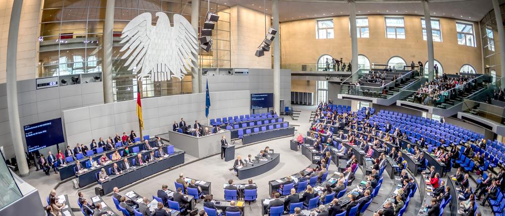 Die Übersicht zeigt den Plenarsaal während einer Sitzung des Deutschen Bundestages. 