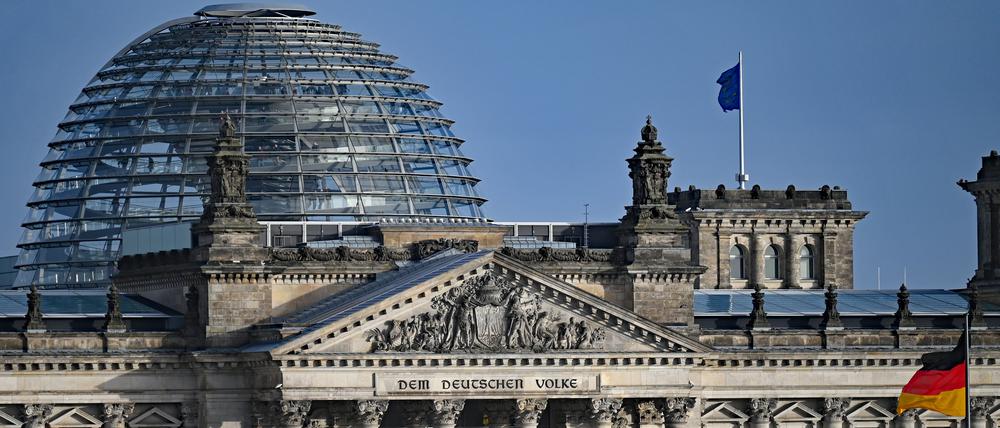 ARCHIV - 03.02.2023, Berlin: Blick vom Bundeskanzleramt auf die Kuppel von dem Reichstagsgebäude mit dem Bundestag. (zu dpa: «Bundestag beschließt Digitale-Dienste-Gesetz») Foto: Philipp Znidar/dpa +++ dpa-Bildfunk +++
