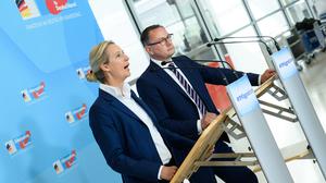 Der Blick geht aufwärts: Alice Weidel und Tino Chrupallai, Vorsitzende der AfD-Bundestagsfraktion.