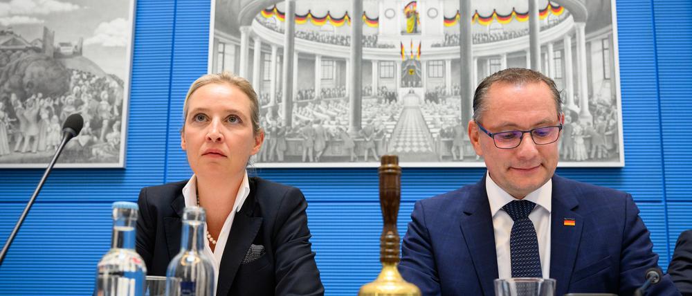 Die AfD-Fraktions- und Parteivorsitzenden Alice Weidel und Tino Chrupalla sitzen zu Beginn der Sitzung der Bundestagsfraktion der AfD im Deutschen Bundestag. In der Sitzung steht die Neuwahl des Fraktions-Vorstandes an.