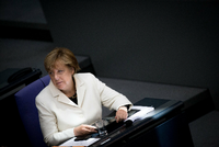 Bundeskanzlerin Angela Merkel (CDU) und Bundeswirtschaftsminister Sigmar Gabriel (SPD) unterhalten sich am 09.09.2015 im Bundestag in Berlin.