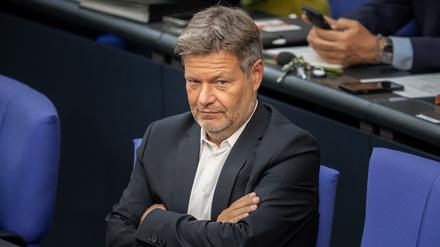 Bundesminister für Wirtschaft und Klimaschutz, verfolgt eine Debatte im Bundestag.