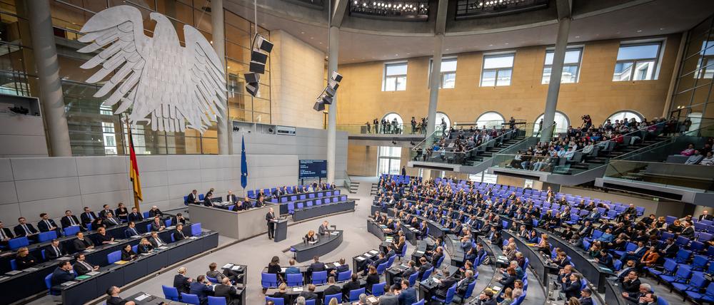Bundeskanzler Olaf Scholz (SPD), spricht im Bundestag in der Generaldebatte zum Etat des Bundeskanzlers und des Bundeskanzleramts. 