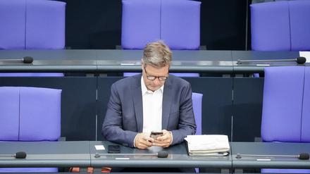 Robert Habeck (Bündnis 90/Die Grünen), Bundesminister für Wirtschaft und Klimaschutz, mit Handy im Bundestag.