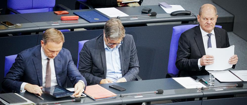 Im Bundestag bei der Arbeit: Finanzminister Christian Lindner, Wirtschaftsminister Robert Habeck und Bundeskanzler Olaf Scholz.