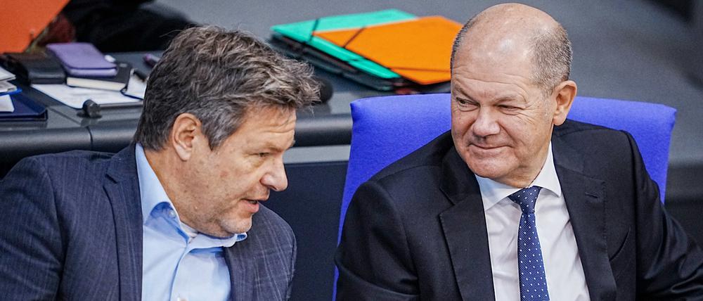 Der grüne Wirtschaftsminister Robert Habeck (links) und Bundeskanzler Olaf Scholz (SPD) sitzen im Bundestag. 