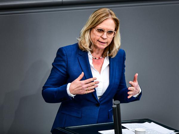 Der Innenpolitikerin Andrea Lindholz (CSU) geht Faesers Vorstoß nicht weit genug.