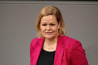Die AfD-Kandidatin für die Bundestagsvizepräsidentschaft, Mariana Harder-Kühnel, vor der Verkündung der Wahlergebnisses.